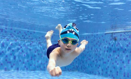 孩子多大适合学游泳 儿童在游泳时如何预防溺水