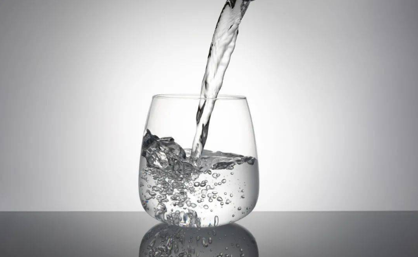 喝水时，一半热水兑一半凉水，会对身体产生伤害吗？越早了解越好