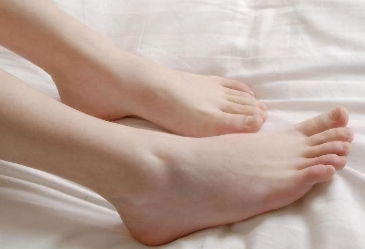 血糖超标，“脚”会提醒？医生：若出现这5种症状，早做检查为好