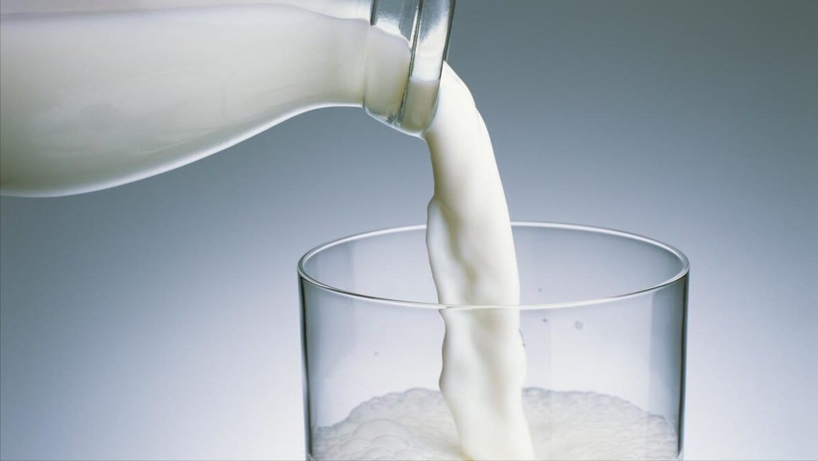 老人喝牛奶和不喝牛奶，差别很明显吗？医生对比，得出5点答案